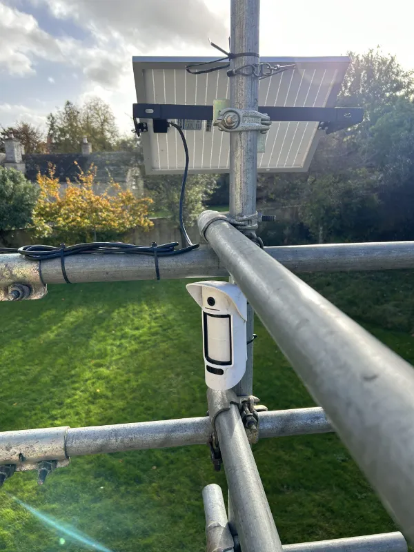 Scaffold alarm fitted to a scaffold